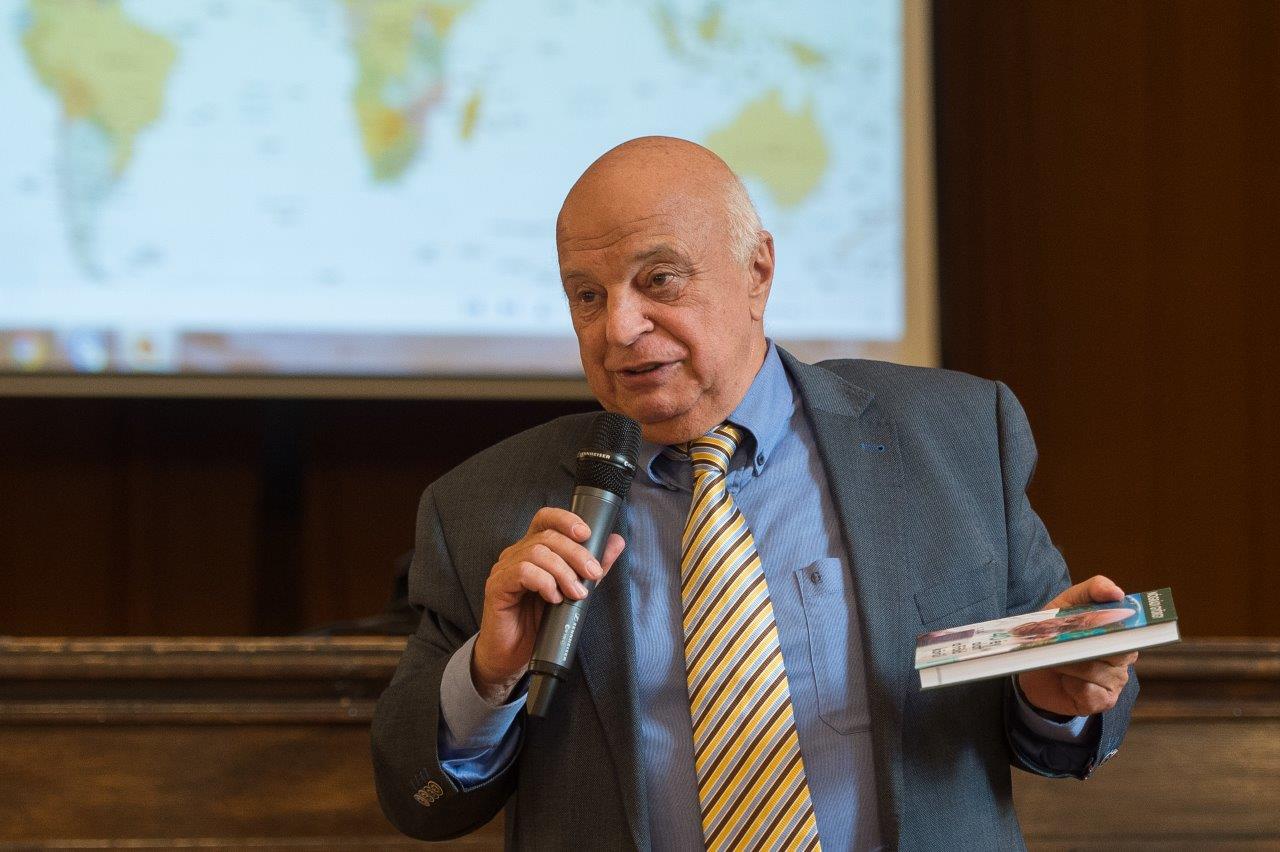 Dr. Nógrádi György előadása a Szent István teremben